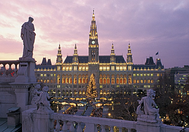RathausplatzVienna.jpg.3197219