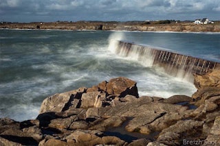 This picture shows the dam of Kerroch, a wave is crossing it