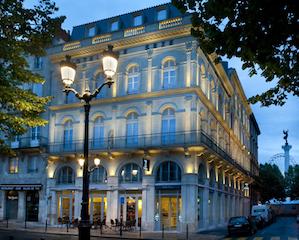 this picture is a shoot of Hotel de Sèze entrance at night 